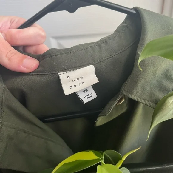 Universal Thread button up - Picture 3 of 3